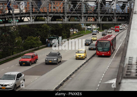 Bogotà, Colombia - 17 Maggio 2017: ricerca di Calle 126 o tradotto, Street 126 dal ponte pedonale collegato alla stazione TransMilenio. Foto Stock