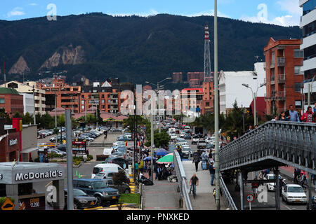 Bogotà, Colombia - 17 Maggio 2017: ricerca di Calle 126 o tradotto, Street 126 dal ponte pedonale collegato alla stazione TransMilenio. Foto Stock