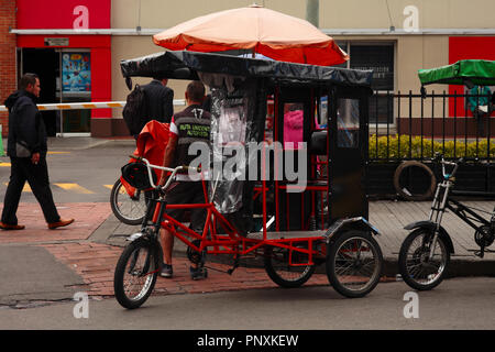 Bogotà, Colombia - 17 Maggio 2017: un locale in trishaw visto parcheggiata vicino alla Calle 127 TransMilenio stazione. Egli è in attesa di servire i clienti. Foto Stock