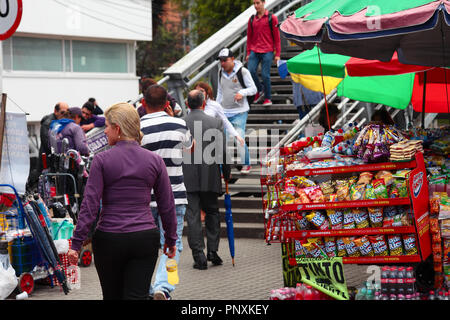 Bogotà, Colombia - 17 Maggio 2017: a destra dell'immagine è una strada laterale-snack fornitore, in background sono passi che conducono fino al ponte pedonale. Foto Stock