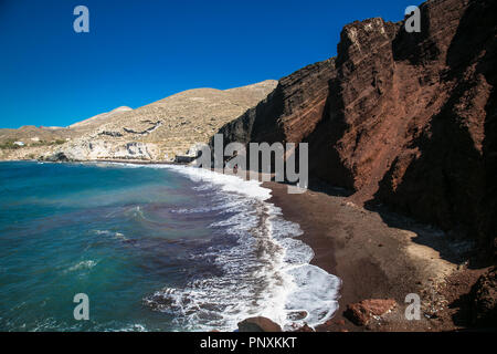 La spiaggia rossa, famosa e bella spiaggia di Santorini. Situato nei pressi del villaggio e antico sito di Akrotiri. Foto Stock