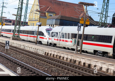 FUERTH / GERMANIA - MARZO 11, 2018: ICE 3, intercity-Express treno della Deutsche Bahn passa stazione ferroviaria Fürth in Germania. Foto Stock