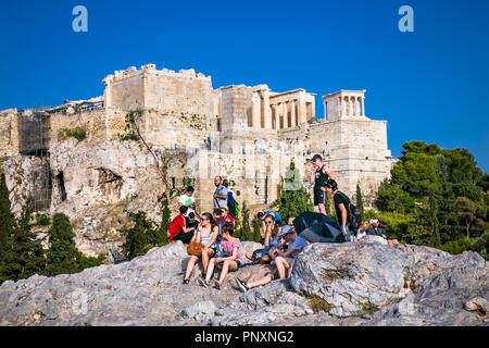 Athens, Grecia - 18 Giugno 2016: il gruppo turistico ascolta un affascinante escursione sull Areopago Hill. Atene , Grecia. Foto Stock