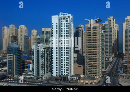 Dubai, Emirati Arabi Uniti - 19 Marzo 2009: elevato angolo di visione delle torri sulla Marina di Dubai. Foto Stock