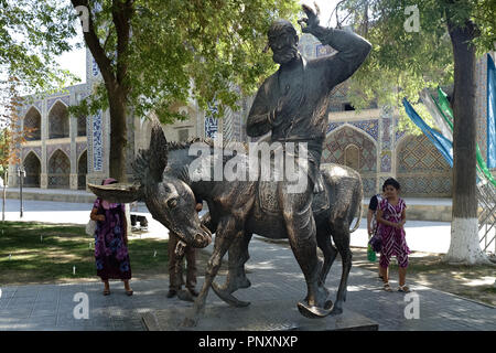 Bukhara, Uzbekistan - Agosto 27, 2016: Monumento di Hodja Naserudin al Nadir Divan Begi Madrasah, ben noto complesso architettonico. Foto Stock