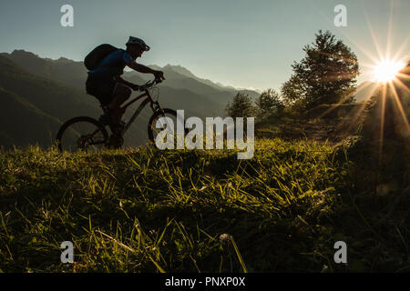 Mountain Biker al tramonto Foto Stock