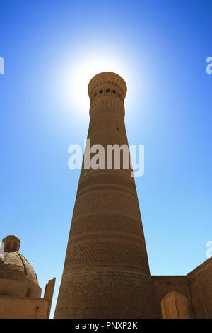 Bukhara, Uzbekistan - Agosto 27, 2016: Il Minareto Kalyan, fu costruito nel 1127 CE, stand come un incredibile meraviglia architettonica nell'antica via della seta. Foto Stock