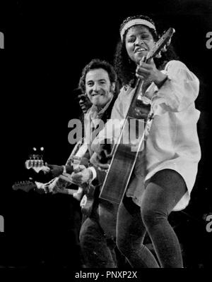 Crystal Taliefero e Bruce Springsteen effettuando al Centrum in Worcester MA 13 Agosto 1992 Foto Stock