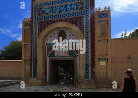 Bukhara, Uzbekistan - Agosto 28, 2016: ingresso al Sitorai Mokhi Khosa palace e sconosciuto i turisti stanno entrando nel sito. Foto Stock