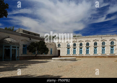 Bukhara, Uzbekistan - Agosto 28, 2016: Vista di Sitorai Mokhi Khosa Palace, la residenza di Amir dell antica Bukhara. Foto Stock