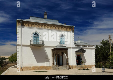 Bukhara, Uzbekistan - Agosto 28, 2016: Vista di Sitorai Mokhi Khosa Palace, la residenza di Amir dell antica Bukhara. Foto Stock