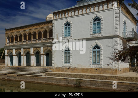 Bukhara, Uzbekistan - Agosto 28, 2016: Vista di Sitorai Mokhi Khosa Palace, la residenza di Amir dell antica Bukhara. Foto Stock