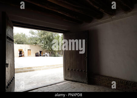 Bukhara, Uzbekistan - Agosto 28, 2016: le antiche porte in legno di costruzione di eredità a Bukhara. Foto Stock