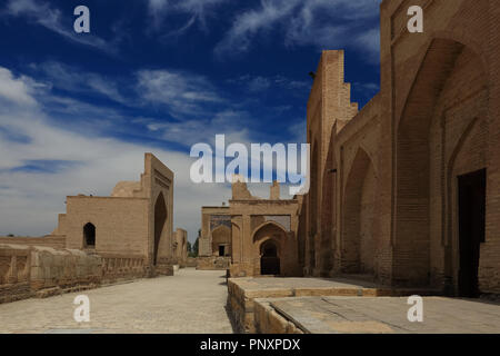 Bukhara, Uzbekistan - Agosto 28, 2016: Chor Bakr necropoli, antico piccolo insediamento di devishes e tombe di sceicchi Juibar. Foto Stock