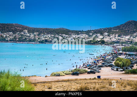Vista panoramica sulla spiaggia Yabanaki e varchiza lungomare in vari, Atene, Grecia. Foto Stock