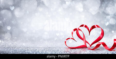 Il giorno di San Valentino - decorazione a forma di nastro cuori su sfondo lucido Foto Stock