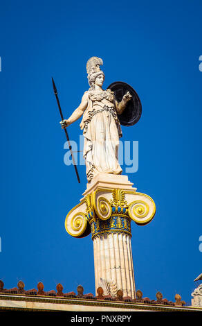 Si tratta di una colonna con la statua della dea Atena vicino all'Accademia di Atene. La Grecia. Foto Stock