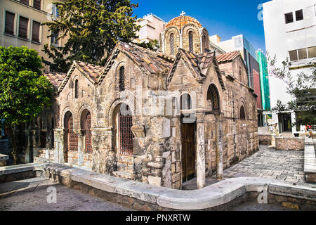 La chiesa di Panaghia Kapnikarea vista laterale sulla strada Emrou in Atene. La Grecia. La chiesa di Panaghia Kapnikarea è una chiesa ortodossa greca e quella del vecchio Foto Stock