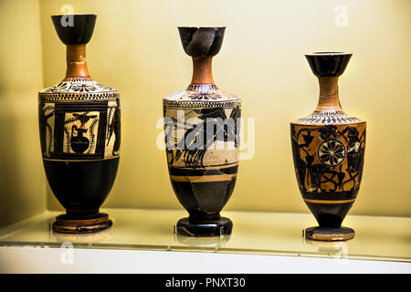 Il greco antico vaso esposti in un museo, Grecia. Foto Stock