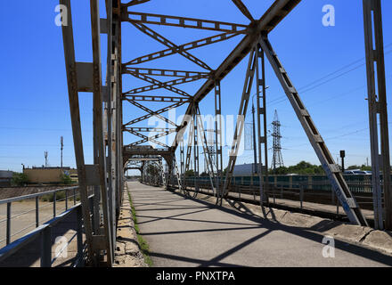 Tashkent, Uzbekistan - 12 Maggio 2017: Vista del vecchio ponte che attraversa il fiume Anhor a Tashkent. Foto Stock