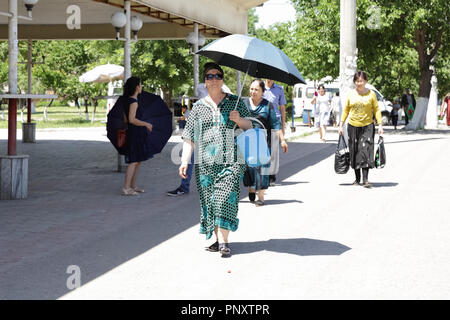 Tashkent, Uzbekistan - 12 Maggio 2017: Sconosciuto donna uzbeka voce verso il mercato di mattina. Foto Stock