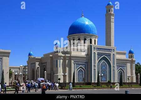 Tashkent, Uzbekistan - 12 Maggio 2017: popolazione uzbeka di entrare nella moschea per offrire la preghiera al Dio. Foto Stock