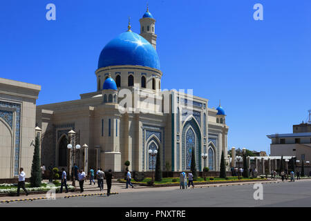 Tashkent, Uzbekistan - 12 Maggio 2017: popolazione uzbeka di entrare nella moschea per offrire la preghiera al Dio. Foto Stock