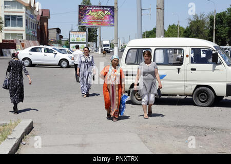 Tashkent, Uzbekistan - 12 Maggio 2017: Sconosciuto uzbeko la voce delle donne verso il mercato del mattino. Foto Stock