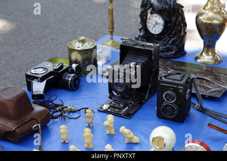 Tashkent, Uzbekistan - 12 Maggio 2017: Visualizzazione di vecchie macchine fotografiche dal lato della strada i venditori nel mercato delle pulci. Foto Stock