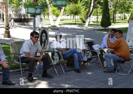 Tashkent, Uzbekistan - 12 Maggio 2017: Gruppo uzbeki di schizzo artisti offrono il loro servizio in Broadway. Foto Stock