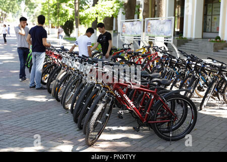 Tashkent, Uzbekistan - 12 Maggio 2017: fornitore di servizio locale che offre un servizio di noleggio biciclette in Broadway. Foto Stock