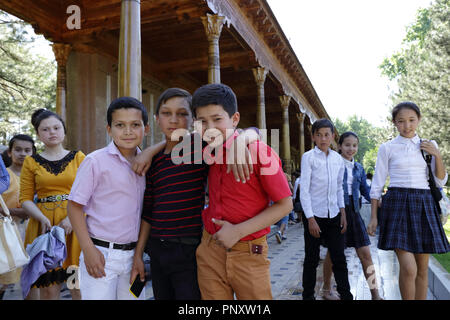 Tashkent, Uzbekistan - 12 Maggio 2017: bambini allegri che pongono alla fotocamera durante la loro visita a Piazza Indipendenza. Foto Stock