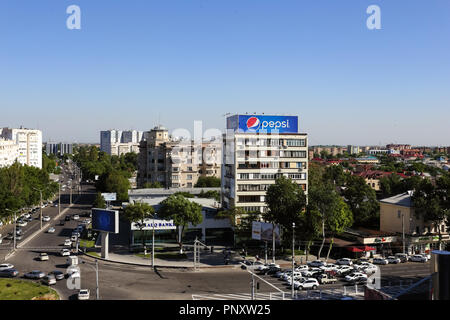 Tashkent, Uzbekistan - 12 Maggio 2017: ampio paesaggio urbano della città di Tashkent, edifici moderni, il traffico e le strade. Foto Stock