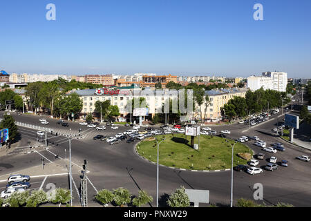 Tashkent, Uzbekistan - 12 Maggio 2017: ampio paesaggio urbano della città di Tashkent, edifici moderni, il traffico e le strade. Foto Stock