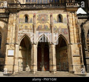 Repubblica ceca. Praga. Cattedrale di San Vito. Il Golden Gate. Il mosaico del Giudizio universale (1372), da Niccoletto Semitecolo, pittore italiano del primo Rinascimento. Il XIV secolo. Complesso del Castello. Foto Stock