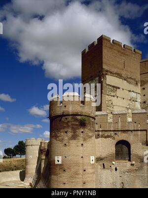 Spagna. Castilla y León. Medina del Campo. Castello di La Mota. Ricostruita fortezza medievale. Gotica architettura militare con elementi di Moresco. Vista esterna. Foto Stock