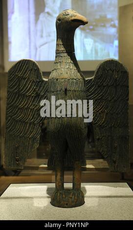 Eagle leggio. Legno di quercia. Nordwestdeutschland, dall'anno 1200. Nell'arte cristiana l'aquila è un simbolo dell'apostolo Giovanni, ma anche della risurrezione e ascensione di Cristo. Medioevo. Stile romanico. Il Museo Storico Tedesco. Berlino. Germania. Foto Stock