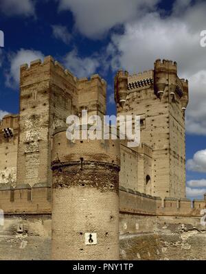 Spagna. Castilla y León. Medina del Campo. Castello di La Mota. Ricostruita fortezza medievale. Gotica architettura militare con elementi di Moresco. Vista esterna. Foto Stock