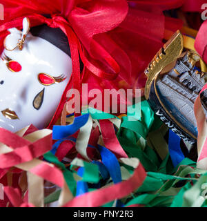 Il carnevale maschere veneziane con coriandoli e stelle filanti a  serpentina Foto stock - Alamy