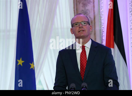 Tanaiste e il ministro per gli Affari Esteri Simon COVENEY durante una conferenza stampa a Farmleigh a Dublino come parte del presidente palestinese Mahmoud Abbas' breve visita in Irlanda. Picture Data: Sabato 22 Settembre, 2018. Vedere PA storia IRISH Abbas. Foto di credito dovrebbe leggere: Brian Lawless/PA FILO Foto Stock