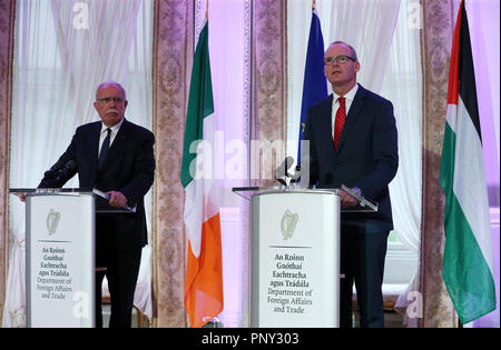 Tanaiste e il ministro per gli Affari Esteri Simon COVENEY (a destra) e il Ministro palestinese per gli Affari Esteri e la dott.ssa espatriato Riad Malki durante una conferenza stampa a Farmleigh a Dublino come parte del presidente palestinese Mahmoud Abbas' breve visita in Irlanda. Picture Data: Sabato 22 Settembre, 2018. Vedere PA storia IRISH Abbas. Foto di credito dovrebbe leggere: Brian Lawless/PA FILO Foto Stock