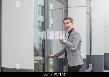 Chiusura del giovane uomo d affari apertura sportello del moderno centro business. Foto Stock