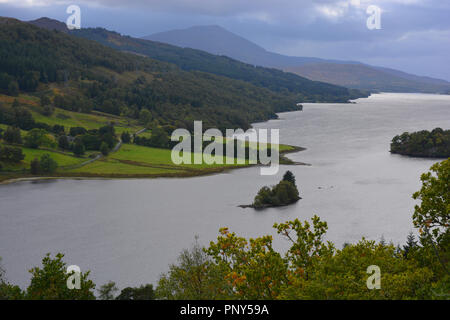 Loch Tummel dalla regina della vista, un famoso punto panoramico affacciato su uno dei più famosi panorami in Scozia, Pitlochry, Perthshire. Foto Stock