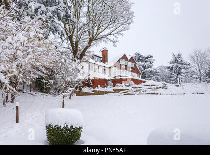 Giardino posteriore vista di una grande casa Tarrant e coperti di neve terrazzamenti a Woking, Surrey, Regno Unito ricoperto di neve durante forti nevicate in inverno Foto Stock