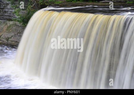 Un colpo di esposizione di Tahquamenon Falls nella Penisola Superiore del Michigan. Foto Stock