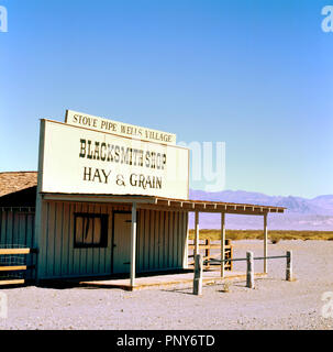 Tubo da stufa di pozzi, STATI UNITI D'AMERICA - MARZO 18,2016; tubo da stufa pozzetti negozio di fabbro ferraio di vendita anche il fieno e i cereali nella Death Valley, California, Stati Uniti d'America Foto Stock