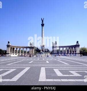 BUDAPEST,UNGHERIA-Giugno 08 2017;i turisti di visitare il Monumento millenario nella Piazza degli Eroi, Budapest, Ungheria. Questa piazza, lungo con Andrassy Avenue, ha Foto Stock