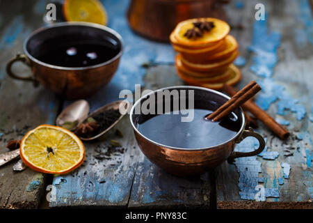 Grog in coppe di rame con spezie e fettine di arancia Foto Stock
