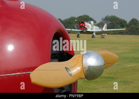 Elica in legno di Dale Renegade spirito autocostruzioni piano ultraleggero con North American T-6 Harvard al di là. Aviosuperficie Elmsett, Suffolk, Regno Unito. Foto Stock