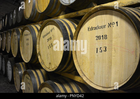 Edradour, rinomato come il più piccolo (ma ora seconda più piccola) roccaforte artigianale di single malt whisky da una distilleria agricola ancora oggi in produzione. Foto Stock